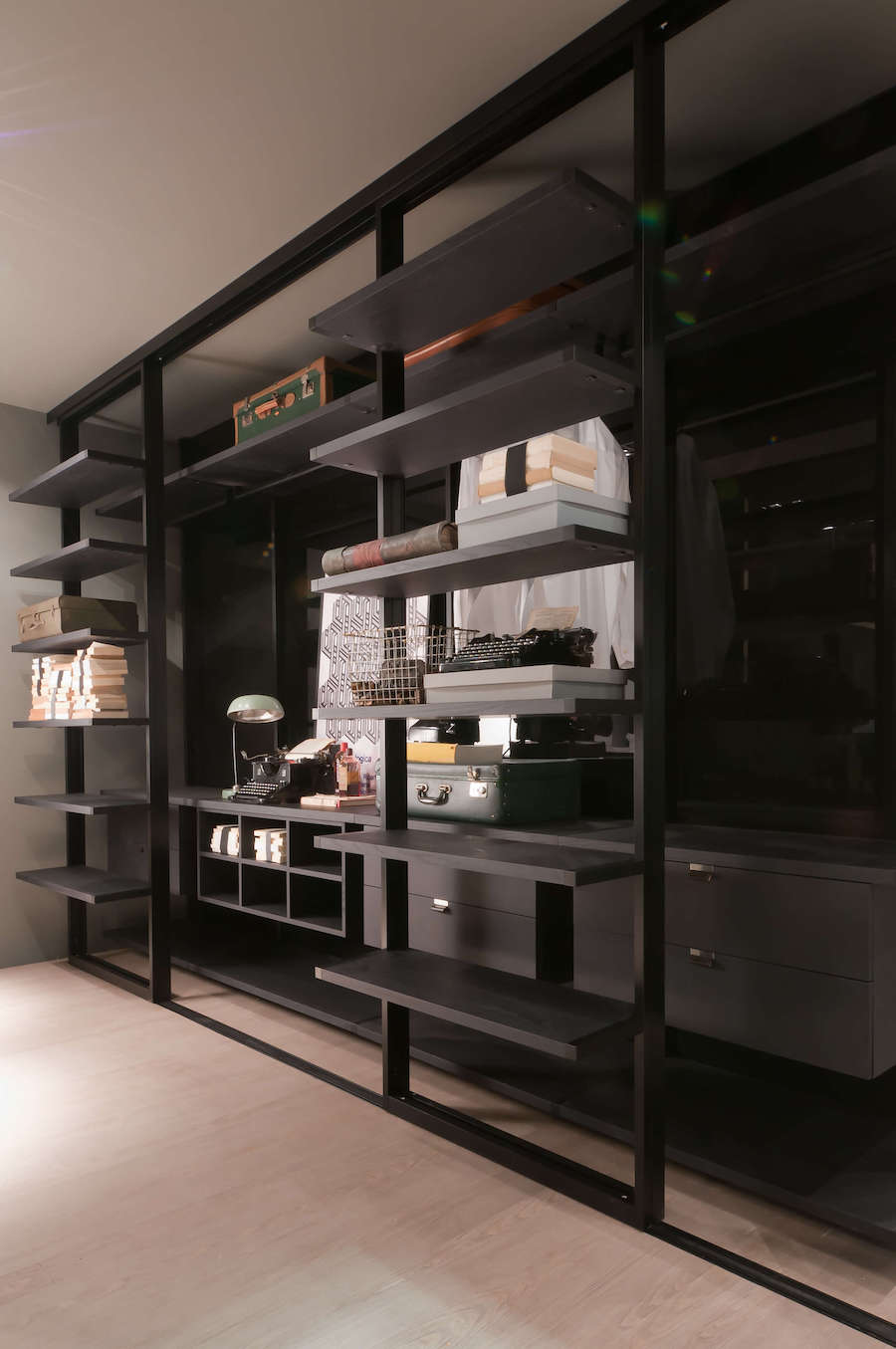 ALBED_CABARM_PRTSCORR_RI-VISTA_product_walk-in_closet_black_ash