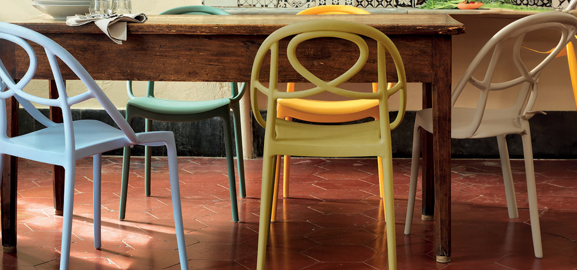 green-plastic-stoelen.jpg